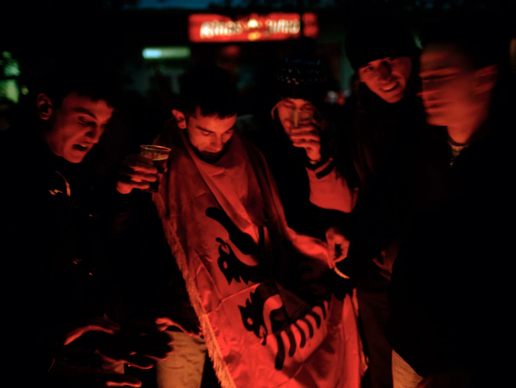 Junge Kosovo-Albaner feiern die Unabhängigkeit von Serbien am 17.2.2008 auf den Straßen der Hauptstadt Pristina.