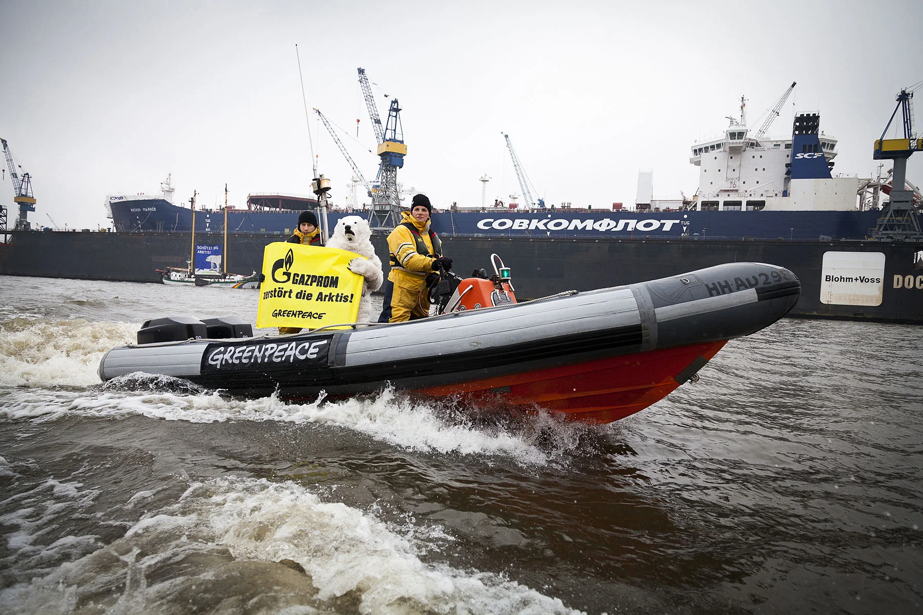 Protest gegen den Gazprom-Tanker Michail Ulyanov im Hamburger Hafen