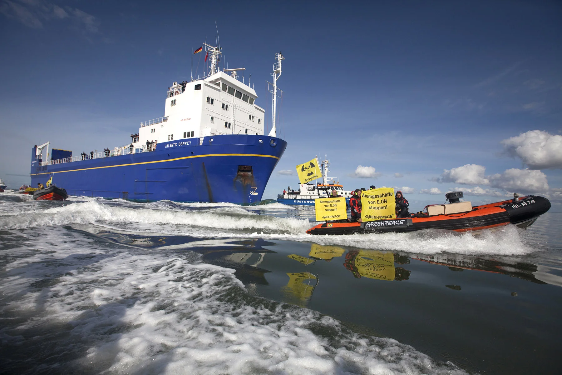 Protest gegen den Transport von plutoniumhaltigen MOX-Brennstäben auf der Nordsee