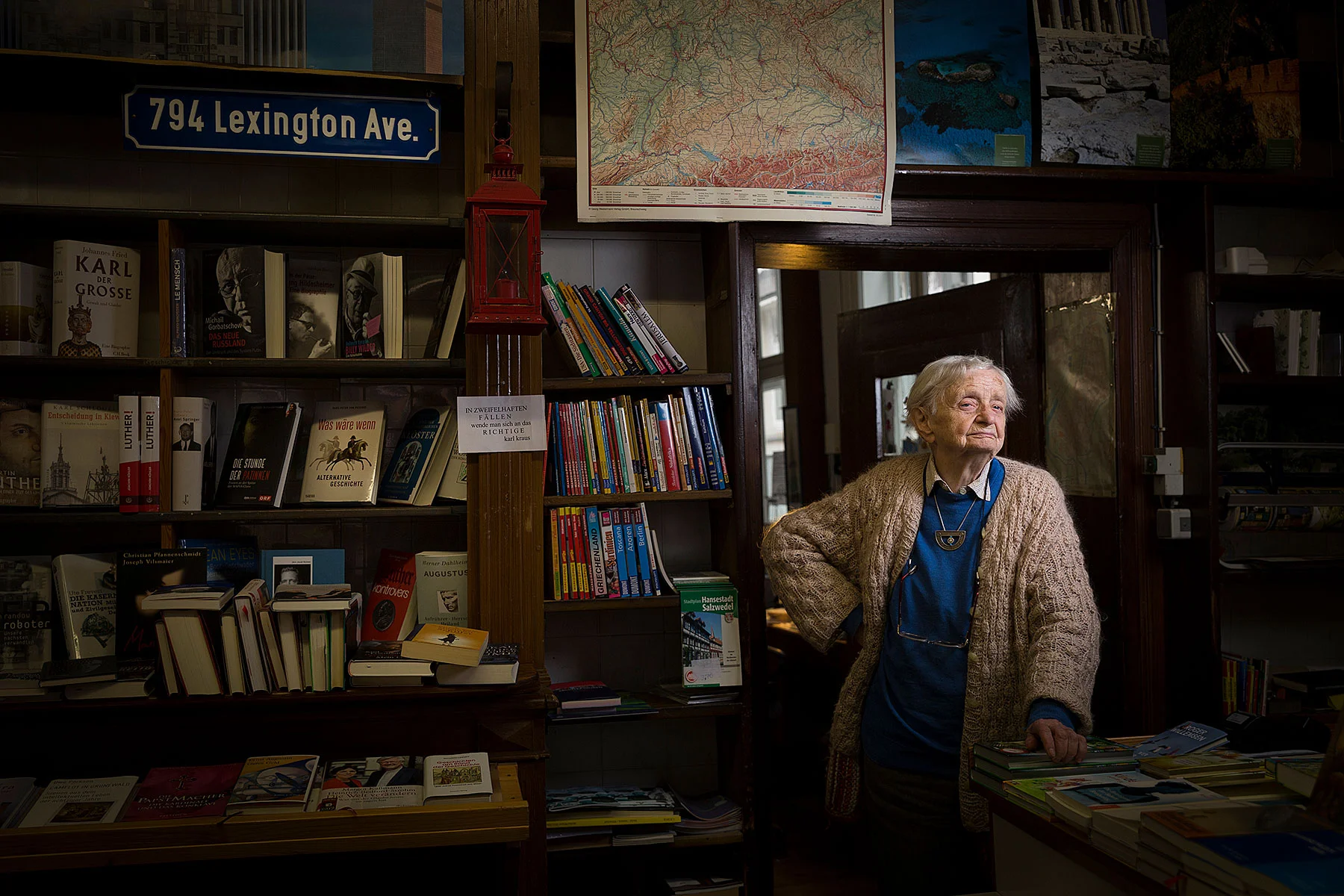 DEUTSCHLANDS ÄLTESTE BUCHHÄNDLERIN Helga Weyhe ist 95 Jahre alt und Deutschlands älteste Buchhändlerin. Von montags bis samstags steht sie in Salzwedel in Sachsen-Anhalt in ihrem Laden. Das Geschäft besteht seit 1840, sie führt es in dritter Generation. Ihr Onkel Erhard betrieb einen großen Kunstbuchhandel auf der Lexington Avenue in New York, eine Reise dorthin blieb Helga Weyhe durch Krieg und DDR lange verwehrt. So wurde Amerika seit ihrer Jugend zum Sehnsuchtsort. Helga Weyhe turned 95 in 2017 but is still running her small bookshop in Salzwedel six days a week. The shop was opened in 1840, more than 100 years later Helga Weyhe took over business in third generation. While running her own bookshop in the German Democratic Republic, Helga Weyhe often dreamed herself to America, where her uncle Erhard had a popular art book store on Lexington Avenue in New York. Veröffentlicht in chrismon