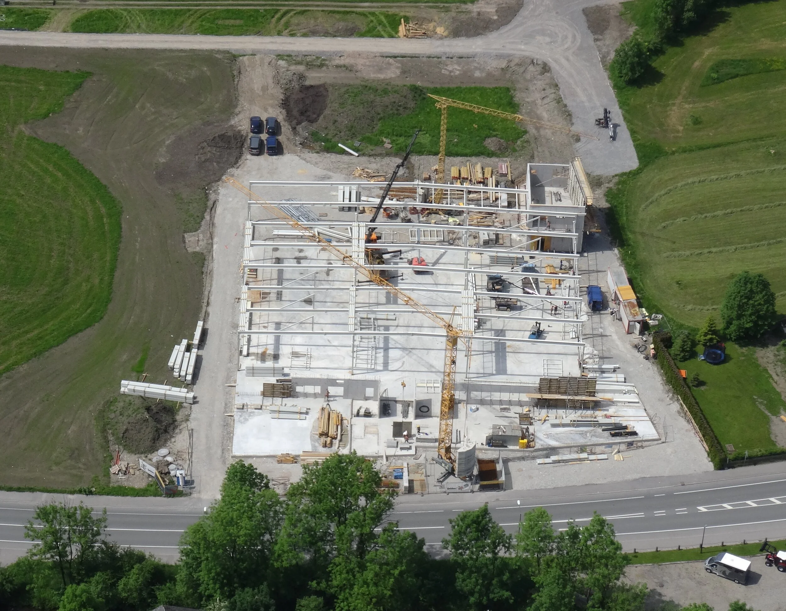 Mai 2015: Aufstellen der Stahlhalle