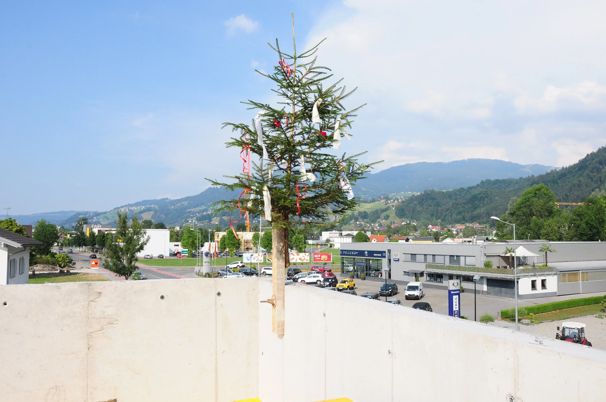 Juli 2015: Firstfeier des neuen Firmengebäudes