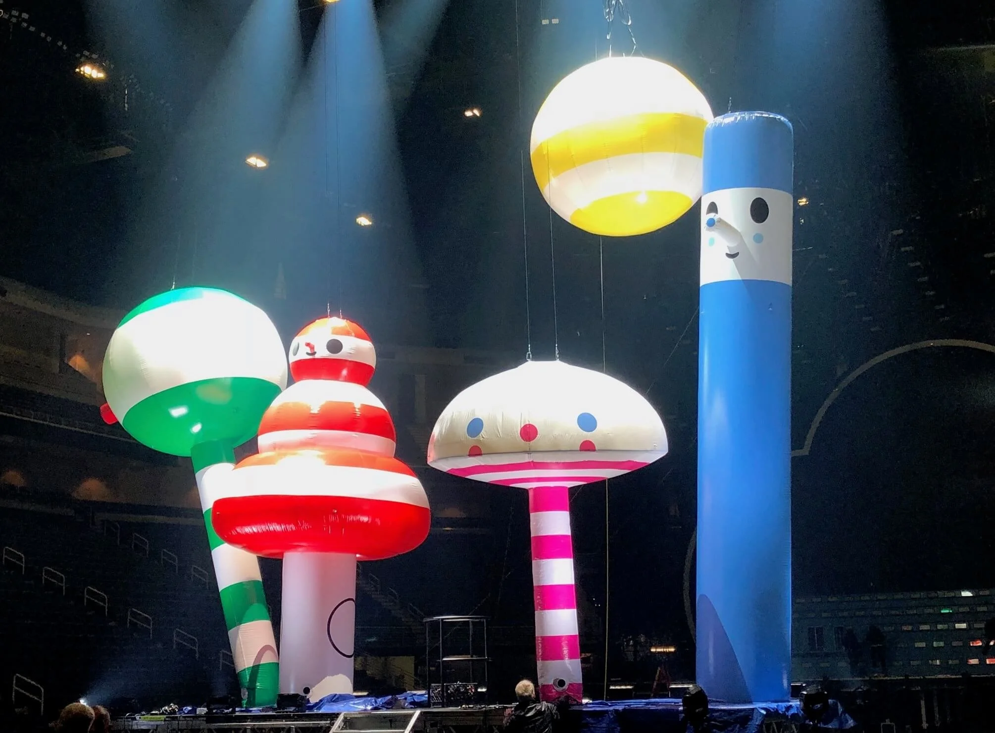 04_J_Balvin_Arcoiris-Tour_Side-Stage-Inflatables.jpg