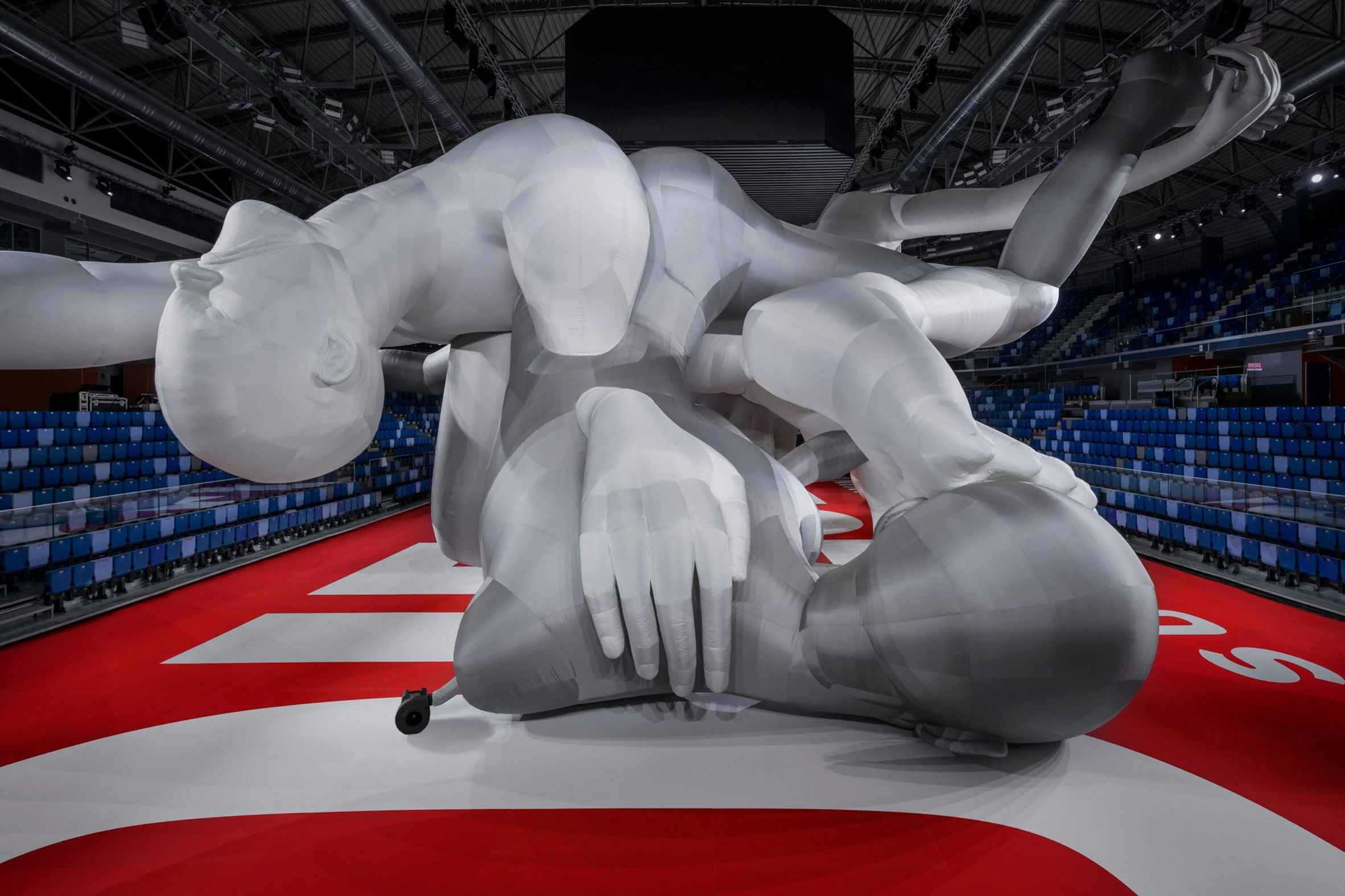 diesel-spring-summer-2023-studio-dennis-vanderbroeck-worlds-largest-inflatable-sculpture-fashion-show_dezeen_2364_col_1.jpg