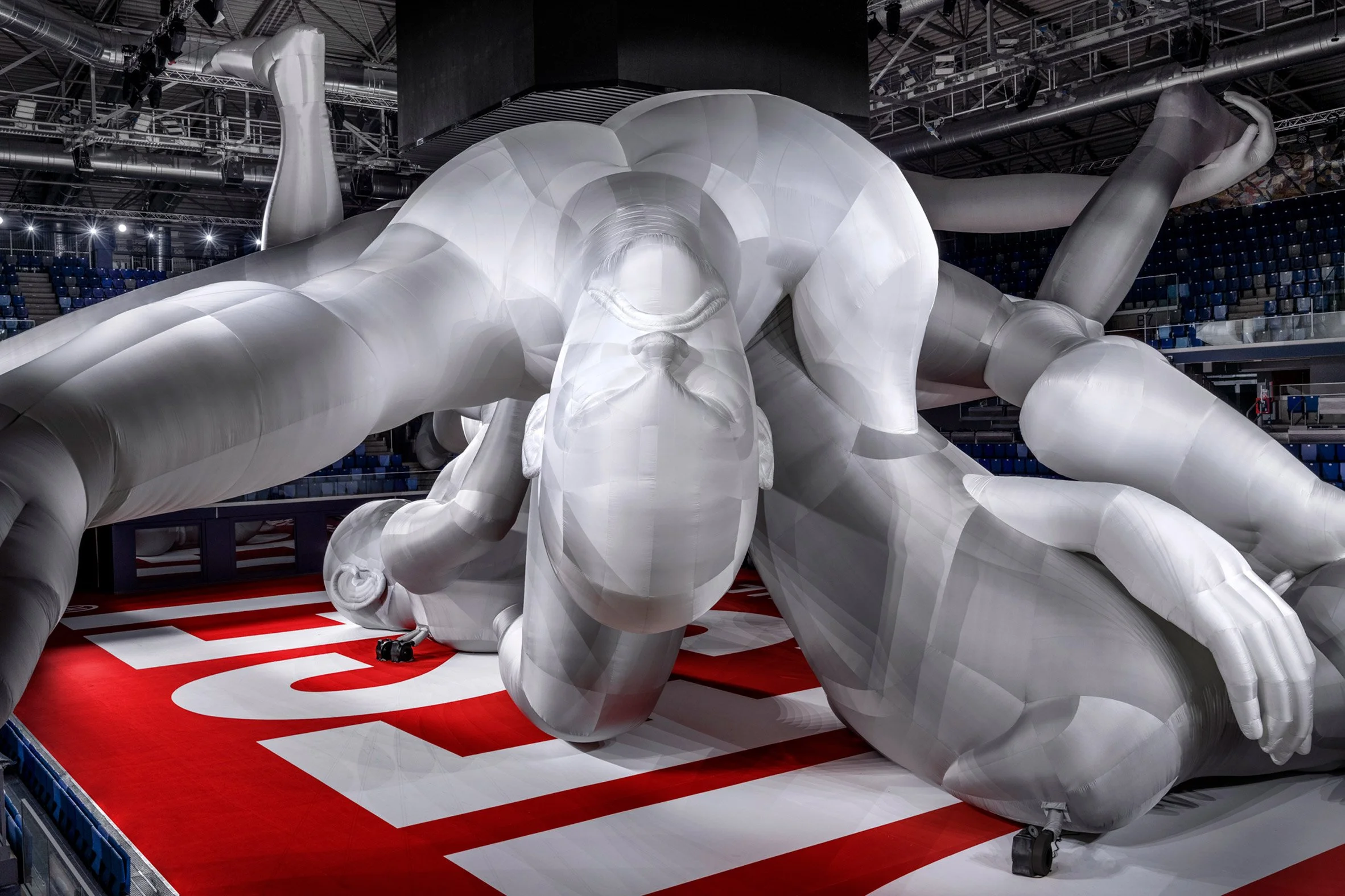 diesel-spring-summer-2023-studio-dennis-vanderbroeck-worlds-largest-inflatable-sculpture-fashion-show_dezeen_2364_col_0.jpg