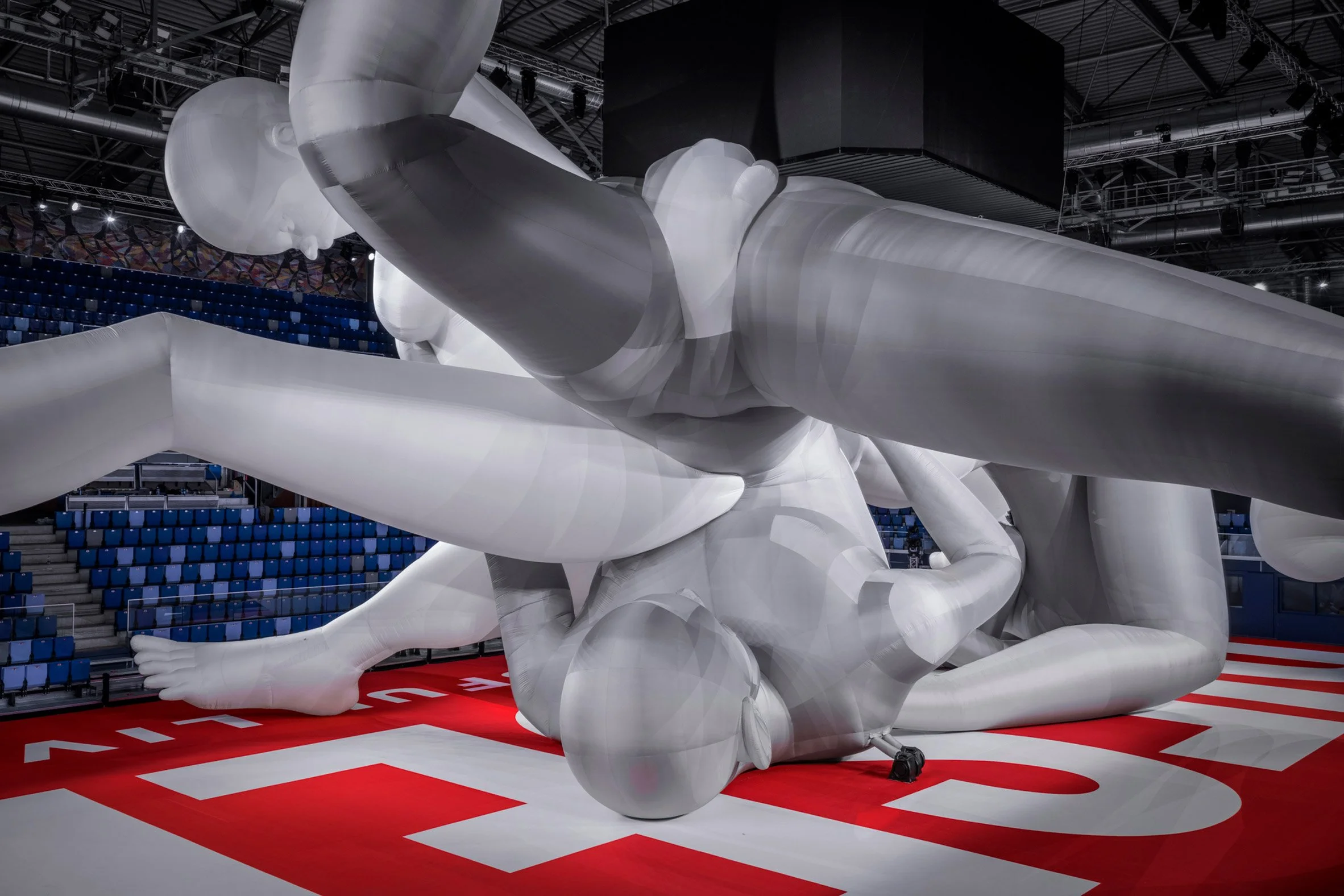 diesel-spring-summer-2023-studio-dennis-vanderbroeck-worlds-largest-inflatable-sculpture-fashion-show_dezeen_2364_col_6.jpg