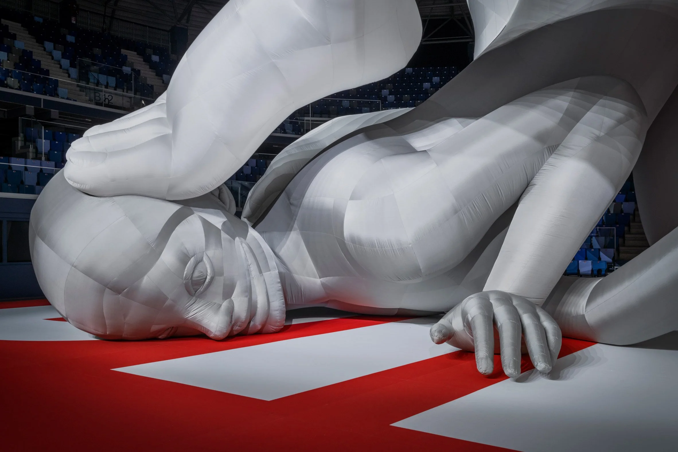 diesel-spring-summer-2023-studio-dennis-vanderbroeck-worlds-largest-inflatable-sculpture-fashion-show_dezeen_2364_col_11.jpg