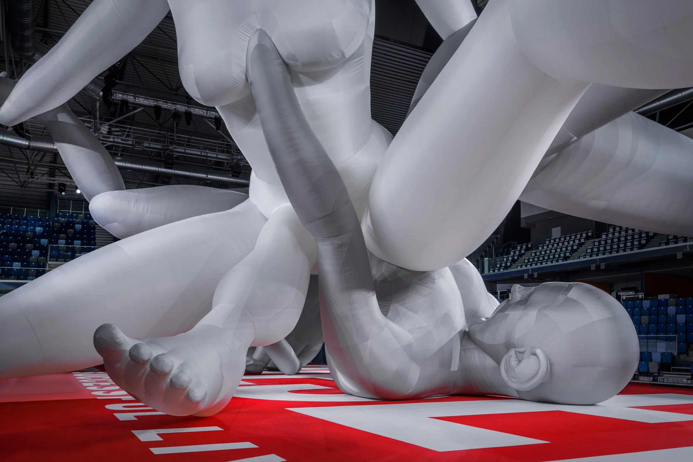 diesel-spring-summer-2023-studio-dennis-vanderbroeck-worlds-largest-inflatable-sculpture-fashion-show_dezeen_2364_col_12.jpg
