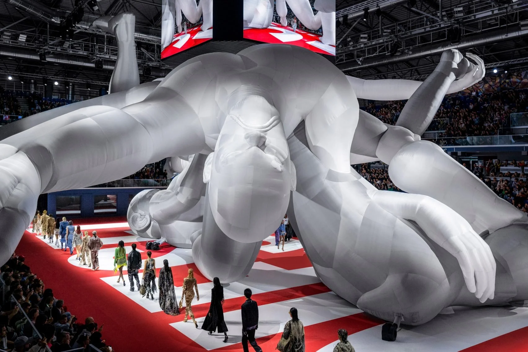 diesel-spring-summer-2023-studio-dennis-vanderbroeck-worlds-largest-inflatable-sculpture-fashion-show_dezeen_2364_col_13-1704x1137.jpg