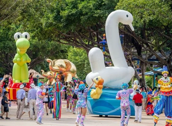 Chimelong_Cold-Air-Inflatable-Parade-Floats.jpg