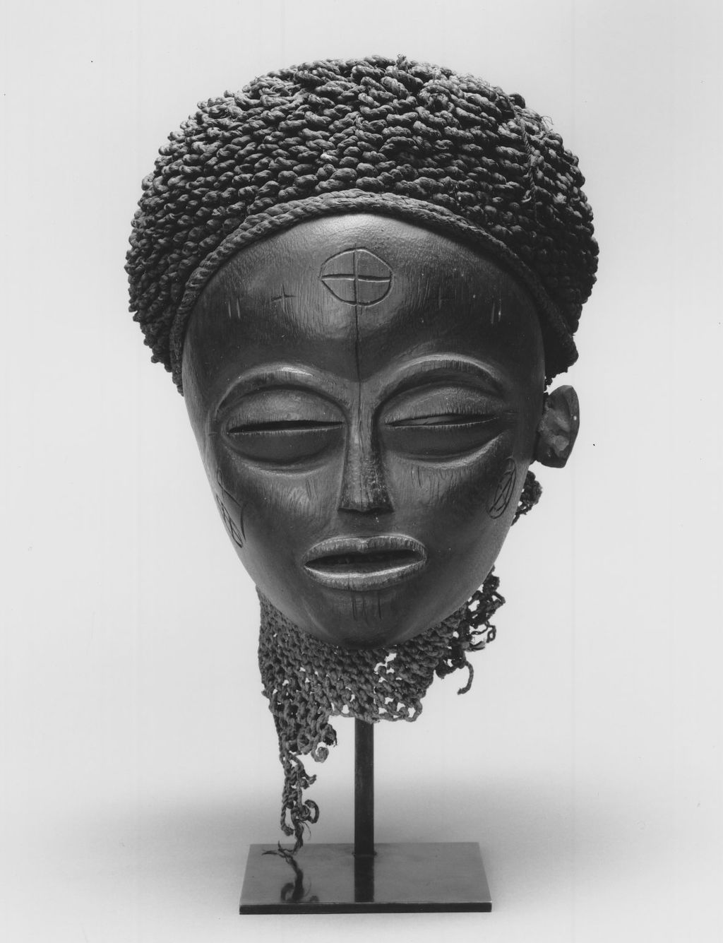 Brooklyn_Museum_1992.133.3_Mask_Mwana_Pwo-CC BY 3.0.jpg
