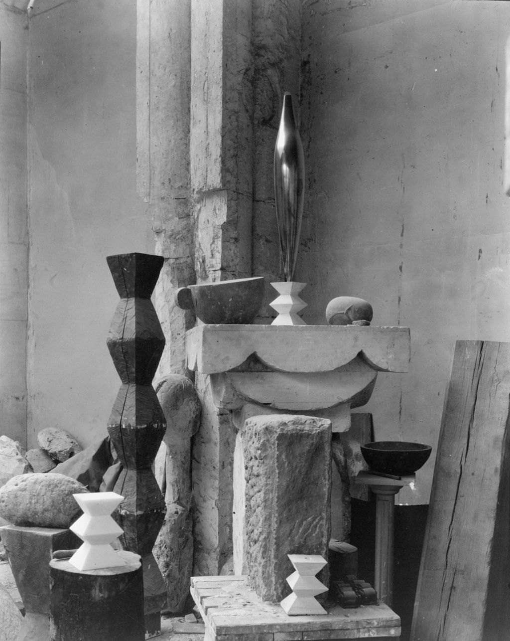 1024px-Edward_Steichen_-_Brancusi's_studio,_1920-ABSTRACT.jpeg