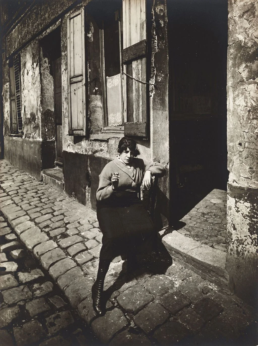 Eugène_Atget_La_Villette_fille_publique_faisant_le_quart_1921-BUSINESS.jpg