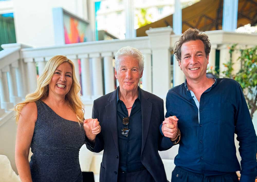  Executive Producer Richard Gere with directors Barbara Miller and Philip Delaquis Photo credit: Das Kollektiv GmbH 