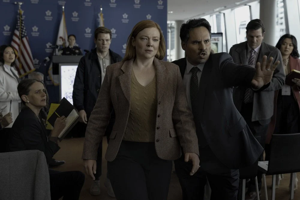  Pictured: (I-r) Jake Lacy as Peter, Sarah Snook as Marissa, Michael Peña as Detective Alcaras — (Photo by: Sarah Enticknap/PEACOCK) 