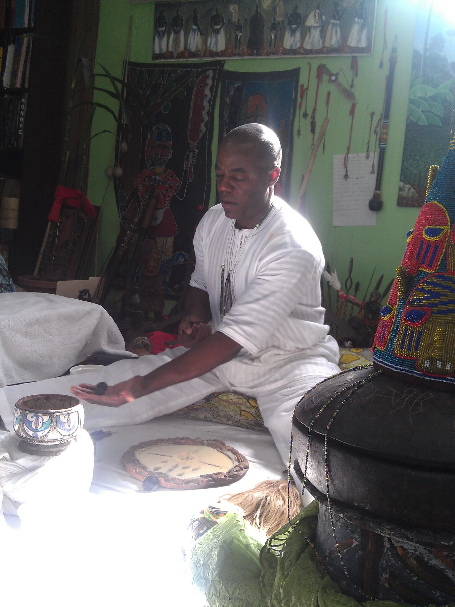 Awo Falokun Fasegun holds the ikin.