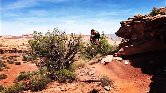 #Moab season is in full swing. @kylof #desert ramping in the #heat of the day. #fun @jinjicycles #jinjicycles 📸: @marissaloria