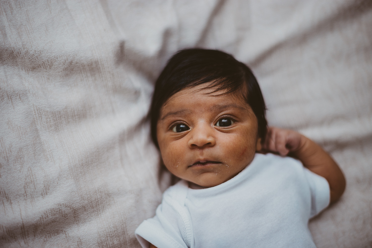 lifestyle-newborn-session-at-home-1.jpg