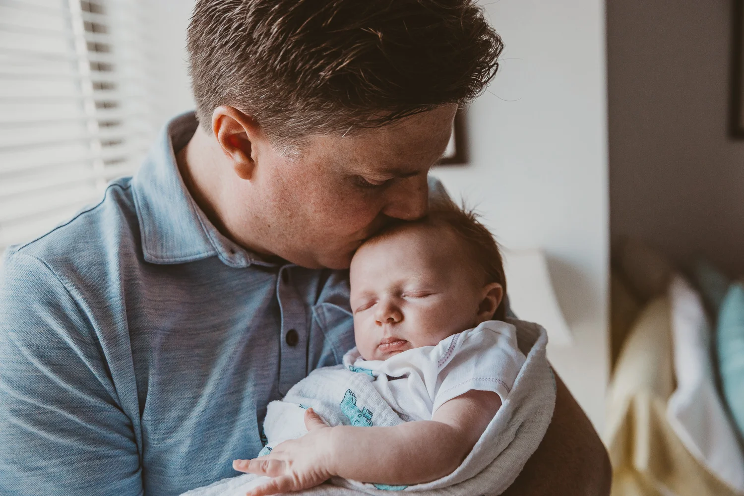 father-holding-his-newborn-daughter-nyc-lifestyle-newborn-photographer-1.jpg