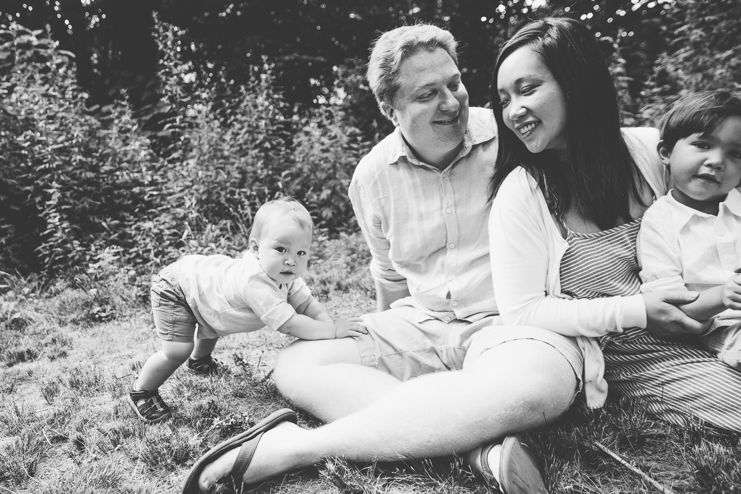 black-and-white-candid-family-photos.jpg