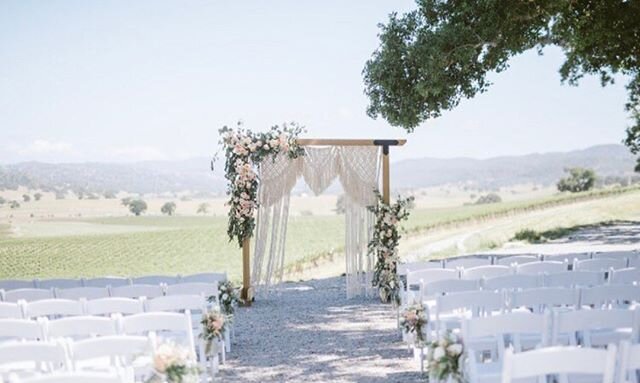 C U T E N E S S // Okay, we all agree... this backdrop is #weddinggoals! Santa Barbara Knot company took our breath away with this work of art. 😍⁠
・・・⁠
Venue // @oysterridge ⁠
Photography // @⁠jaycwinter ⁠
Coordination // @amiebrievents⁠
Florals // 