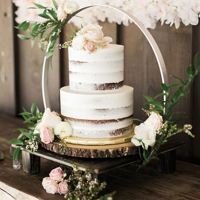 ⁠⠀
N A K E D  A N D  A M A Z I N G // This cake has nothing to hide. It is absolutely gorgeous. And we love how Libby displayed it in all its glory. Almost too pretty to slice....almost. 😋⁠⠀
. . .⠀⁠⠀
Cake // @justbakedslo⠀
Planner // @eventsbymirand