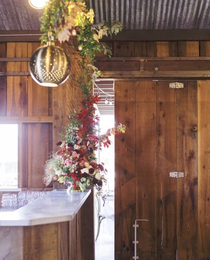 Did you know there are two breathtaking ways to These red-hued florals popped beautifully against the warm wood tones of the barn&mdash;an absolute showstopper! ⁠
⁠
One of the best perks of Ancient Peaks Barn? A built-in bar right inside the barn! Ea