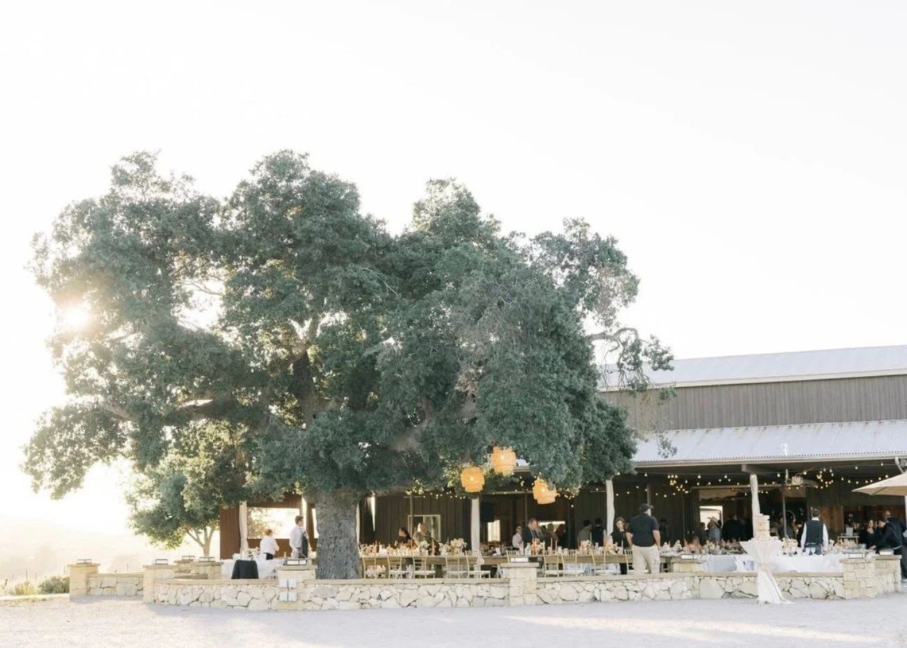 The best things in life are the people we love, the places we&rsquo;ve been, and the memories we&rsquo;ve made along the way.&rdquo; And at @ancientpeaksbarn, you&rsquo;ll find all three. 🥂⁠
⁠
Venue: @ancientpeaksbarn + @smrv_event⁠
Coordinator: @id