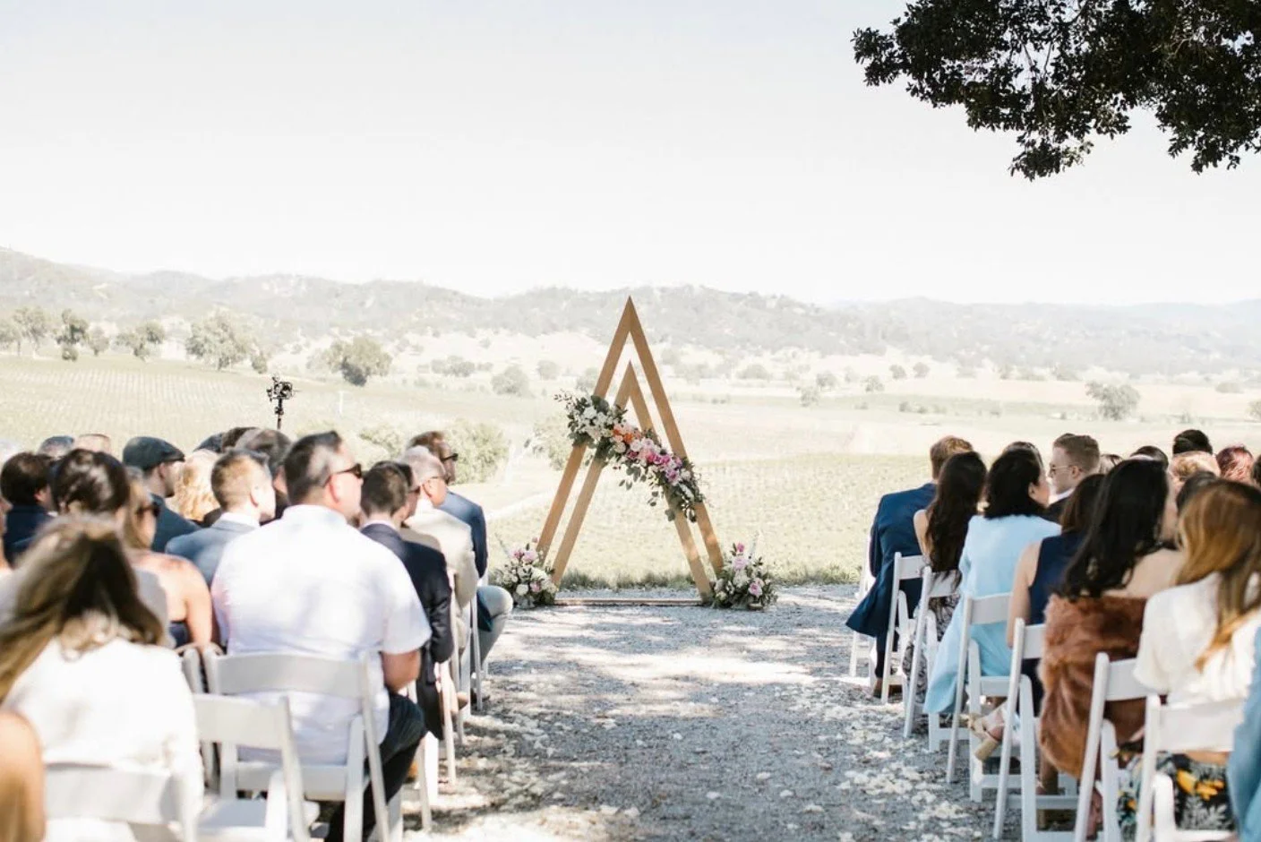 This ceremony site is pure magic ✨ Overlooking rolling vineyards as far as the eye can see&hellip; Can you even imagine a better backdrop to say i do?⁠
⁠
Venue: @ancientpeaksbarn⁠ + @smrv_events⁠
Photo: @terik_photo⁠
Video: @bydesignfilms⁠
DJ: @ccpre