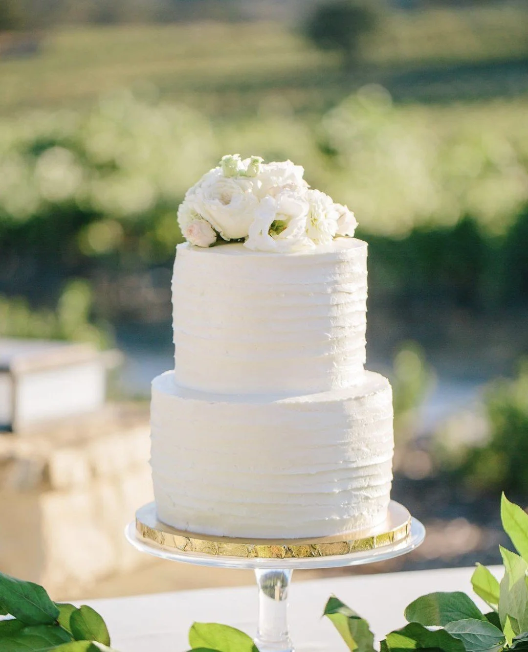Another reason to celebrate here&mdash;the cake always looks picture-perfect in our space 🍰✨⁠
⁠
Photography: @mirellecarmichaelphoto⁠
Venue: @ancientpeaksbarn⁠ + @smrv_events⁠
Coordination &amp; DJ: @kramerevents⁠
Catering: @gustoonthego⁠
Cake: @jus