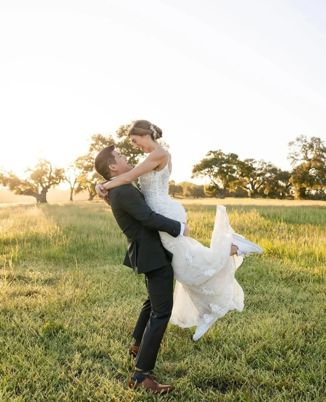 &ldquo;This night is sparkling, don&rsquo;t you let it go.&rdquo; Taylor Swift⁠
⁠
Planner: @shelly_greene_edmonds⁠
Photographer : @cailiwilkphotography⁠
Second shooter: @jcopephotography⁠
Catering: @philscateringcentralcoast⁠
Hair: @hair_by_alyx⁠
MUA