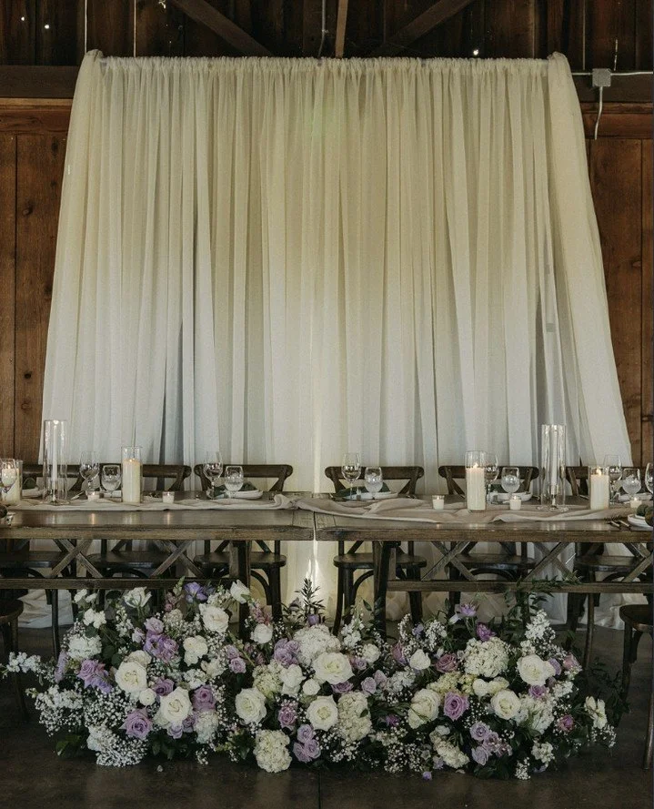 Make your head table the moment. Add draping, add florals, add drama&mdash;this spot is going to be photographed nonstop. ✨⁠
⁠
Venue: @ancientpeaksbarn + @smrv_events⁠
Photo: @lindseygomesphoto⁠
Planner: @cielbleuevents