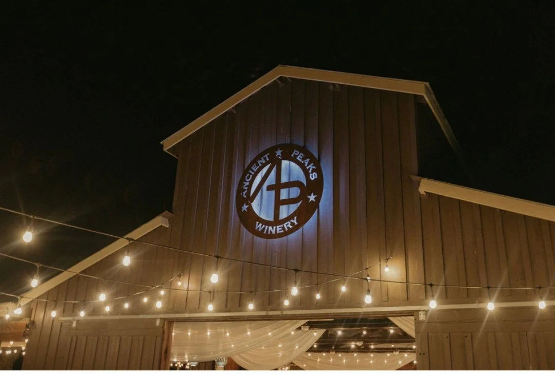 The glow of Ancient Peaks Barn against the night sky, filled with music, laughter, and the kind of dancing that proves everyone&rsquo;s having the best time. ✨⁠
⁠
Venue: @ancientpeaksbarn + @smrv_events⁠
Photo: @lindseygomesphoto⁠
Planner: @cielbleue