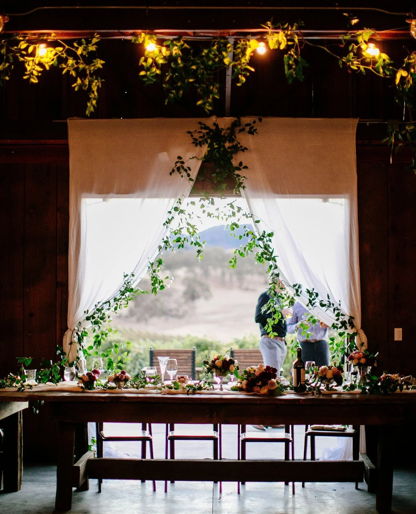 One of the best things about Ancient Peaks Barn is the balance of it all &mdash; natural beauty as your backdrop while still celebrating indoors.⁠
Open the doors and you&rsquo;re met with sweeping mountain views and rolling vineyards, bringing the ou