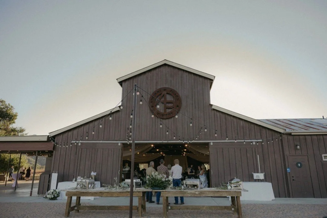 From welcome moments to last call, this space was made for gathering, celebrating, and making memories that linger long after the night ends.⁠
Venue: @ancientpeaksbarn + @smrv_events⁠
Photo: @lindseygomesphoto⁠
Planner: @cielbleuevents