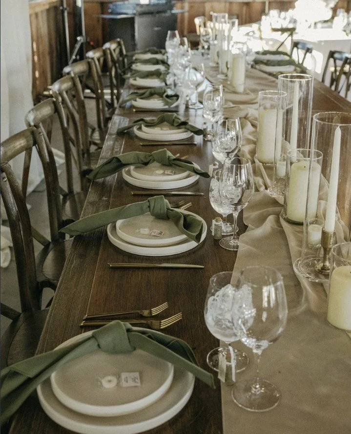 One of our favorite sights ✨⁠
A fully set table with every detail perfectly placed &mdash; where thoughtful design meets the moment guests take their seats!⁠
⁠
Venue: @ancientpeaksbarn + @smrv_events⁠
Photo: @lindseygomesphoto⁠
Planner: @cielbleueven