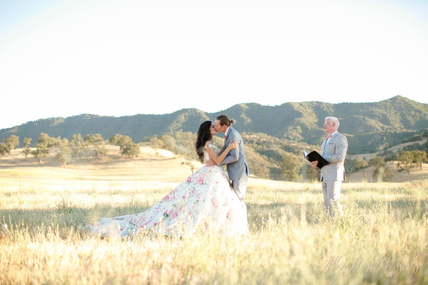 We can host it all &mdash; from intimate private elopements to thoughtfully designed micro weddings. Every celebration, no matter the size, is treated with the same care and intention 🤍⁠
⁠
Venue: @ancientpeaksbarn + @smrv_events⁠
Photo: @allymagdaph