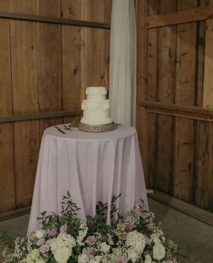 Set against warm wood tones and soft draping, this cake moment felt effortlessly classic.⁠
⁠
Venue: @ancientpeaksbarn + @smrv_events⁠
Photo: @lindseygomesphoto⁠
Planner: @cielbleuevents⁠
Florals: @fluidbloom ⁠
Draping: @drapingby_kim ⁠
Rentals:  @all