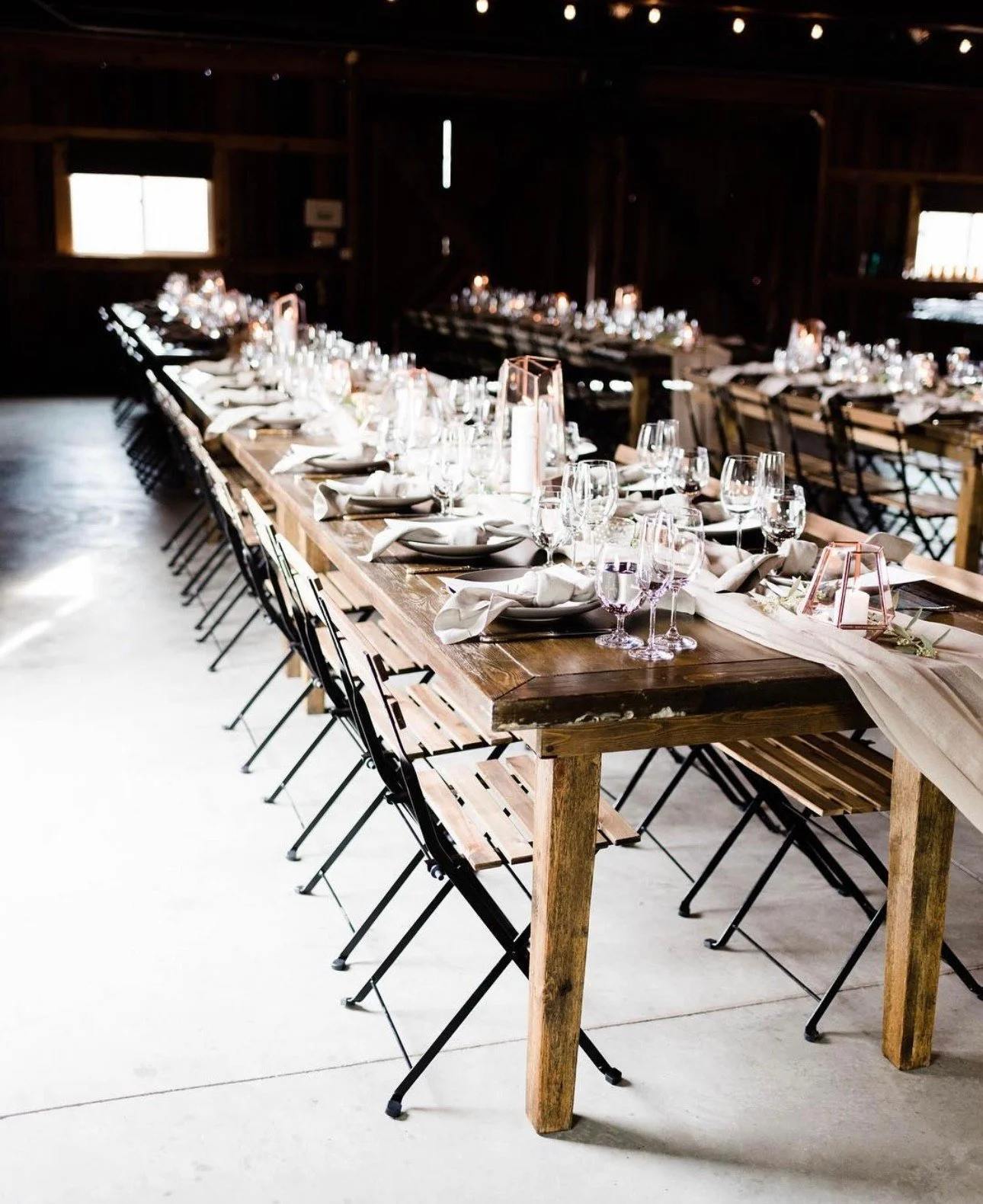 One of our favorite things about weddings at the barn is that no two celebrations ever look the same ✨ Every couple brings their own style, story, and little details that make each setup feel completely unique. From colorful florals to elegant tables