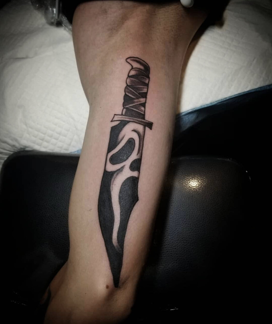 189 Likes 3 Comments  Lesya Zvereva zverevatattoo on Instagram  Edward Munch Scream for katyushiks  zverevata  Leg tattoos Minimalist  tattoo Tattoos