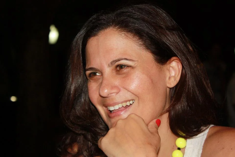 Ana Laura Prates Pacheco é Psicanalista, Psicóloga. Mestre e Doutora em Psicologia Clínica pela USP (IPUSP). Pós-Doutora em Psicanálise pela UERJ. Pesquisadora convidada do LABEURN, UNICAMP. É AME da Escola de Psicanálise dos Fóruns do Campo Lacaniano - Fórum de São Paulo, da qual é fundadora. Participou do Secretariado do Passe no Brasil (2008-2010) e foi Diretora da EPFCL-Brasil (2010-2012). Atualmente é representante do Brasil no Colégiado de Representantes da Internacional dos Fóruns do Campo Lacaniano. Foi editora da revista Stylus (2008-2010). É coordenadora da Rede de Pesquisa de Psicanálise e Infância das Formações Clínicas do Campo Lacaniano, além de transmitir em seus próprios Seminários. É autora, dentre outros, de: "Feminilidade e experiência psicanalítica"(Haker, 2001), de “De la fantasía de infancia a lo infantil de la fantasía” (Letra Viva, 2012) e “Da fantasia de infância ao intanfil na fantasil” (Annablume, 2012) e “La letra de la carta al nudo” (Um-decir, Asociacion Foro del Campo Lacaniano de Medellin, 2015). E-mail: analauraprates@terra.com.br
