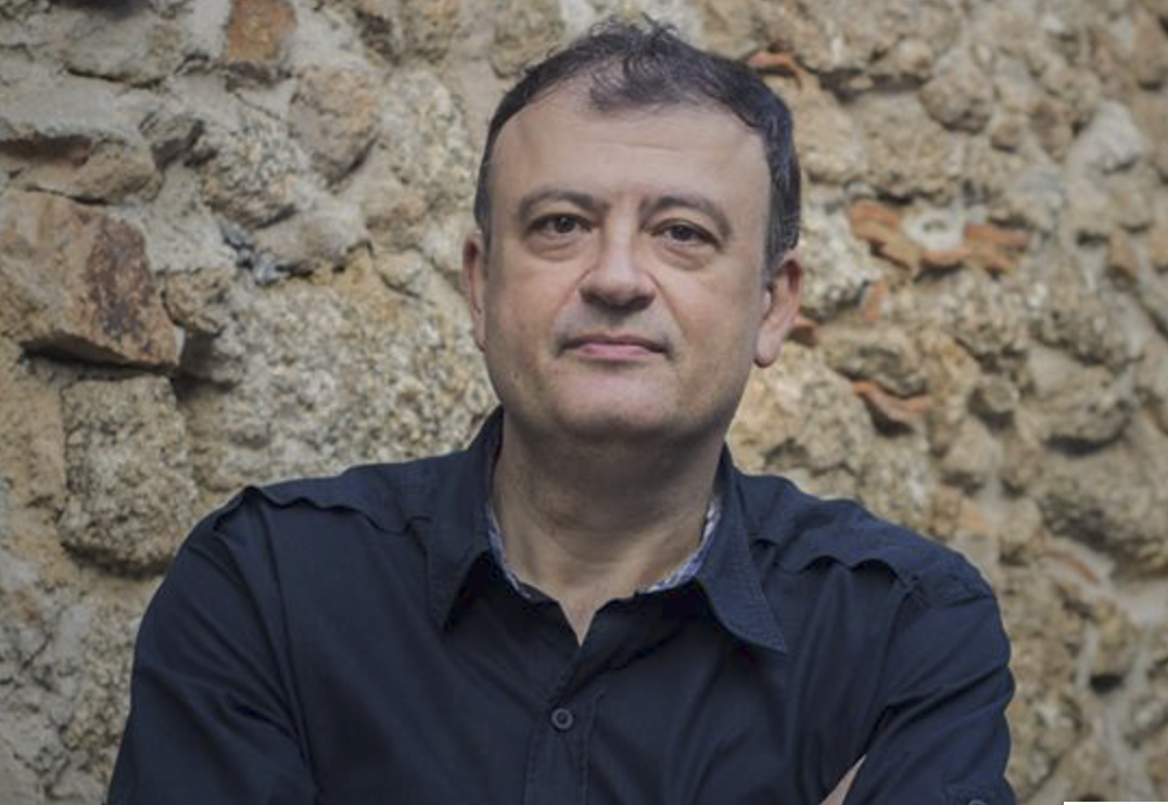 Christian Dunker é psicanalista, professor Titular do Instituto de Psicologia da Universidade de São Paulo (USP), Analista Membro de Escola (A.M.E.) do Fórum do Campo Lacaniano e fundador do Laboratório de Teoria Social, Filosofia e Psicanálise da USP. Seu livro Mal-estar, sofrimento e sintoma: a psicopatologia do Brasil entre muros (Boitempo, 2015), lhe rendeu seu segundo prêmio Jabuti na categoria de Psicologia e Psicanálise. 