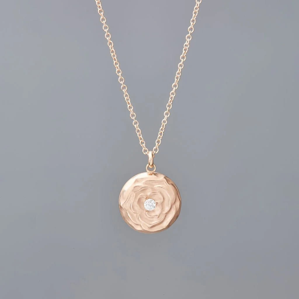 Rose pendant in 18k rose gold featuring 