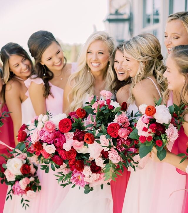 Can you think of a happier color palette? This lovely group of ladies pulled it of oh so well! 
Photography: @ashleymonoguephoto
.
.
.
#willowlaneflorals #fineartflorist #fineartwedding #filmphotography #weddingflorist #florist #weddingflowers #south