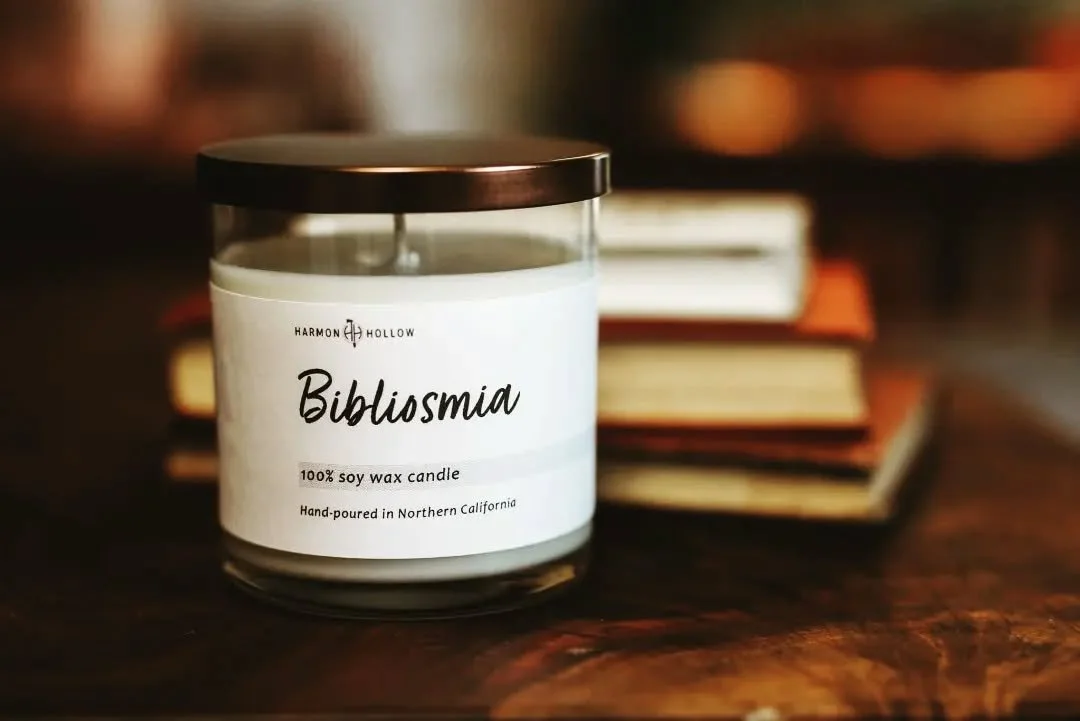 Teakwood, leather, and vanilla. This scent is exactly what you want when cozied up with a book!

#candle #candlemaking #smallbusiness #northerncalifornia #oldbooks #library #harmonhollow #teamharmonhollow #husbandandwife #cozy #candlelight #winter #n