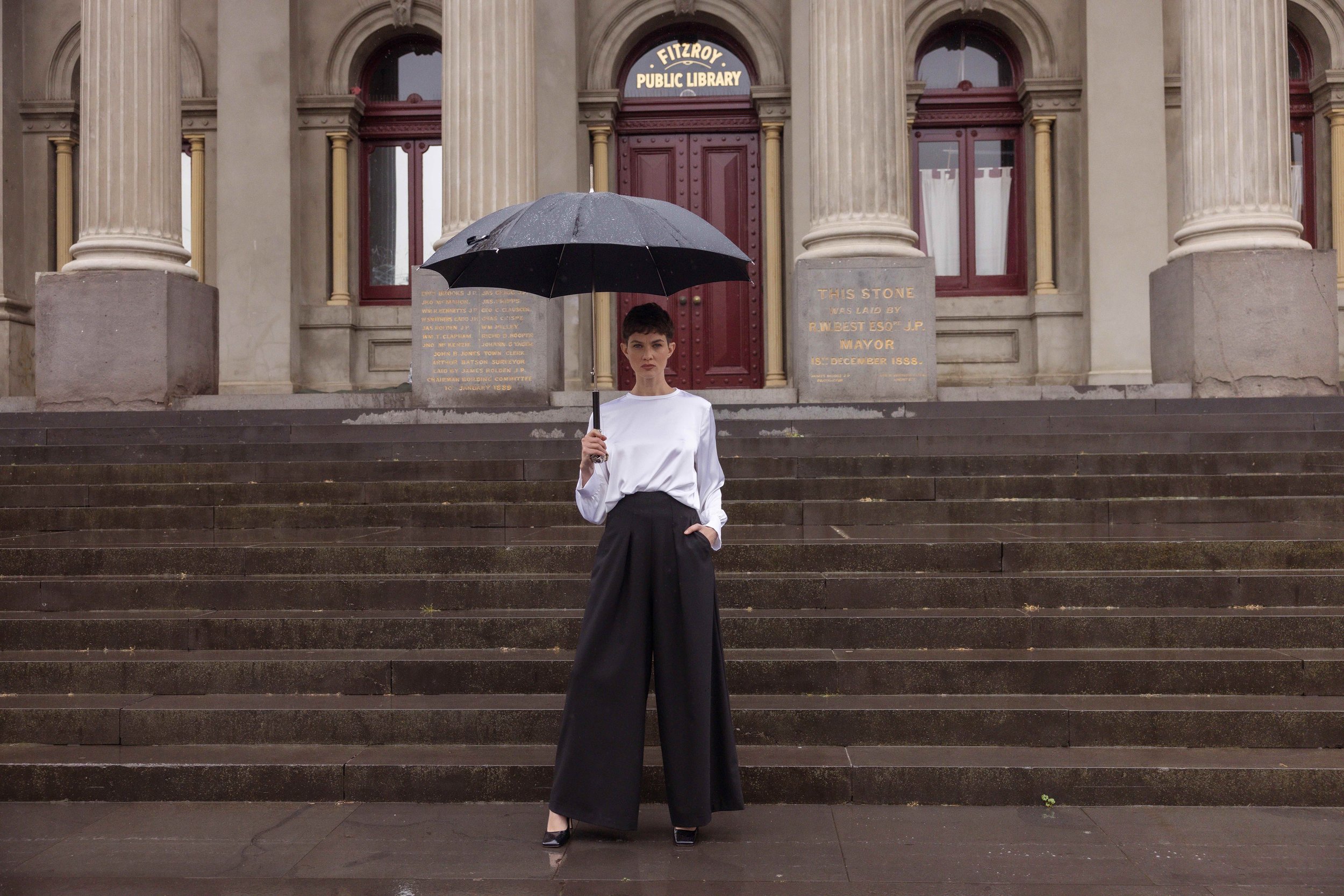 DTY03874 GARRISON TOP DTY04018 PLATS PANTS MODEL’S OWN SHOES MODEL’S OWN UMBRELLA