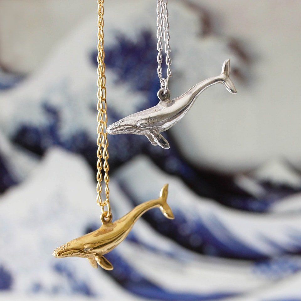 Our blue whale necklace is the perfect accessory for the warmer weather 😍 🐳
#whale #bluewhale #whalenecklace #hokusai #bluewhalenecklace