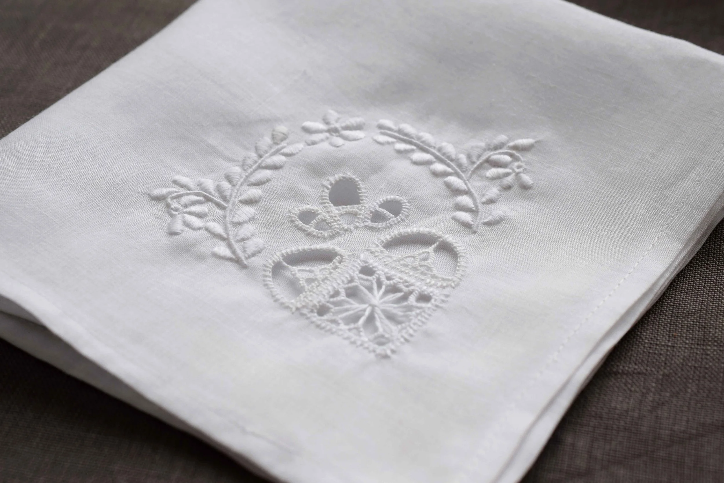 ヴィンテージ 北欧ハーダンガー/ヒデボ 白糸刺繍 ドローンワーク