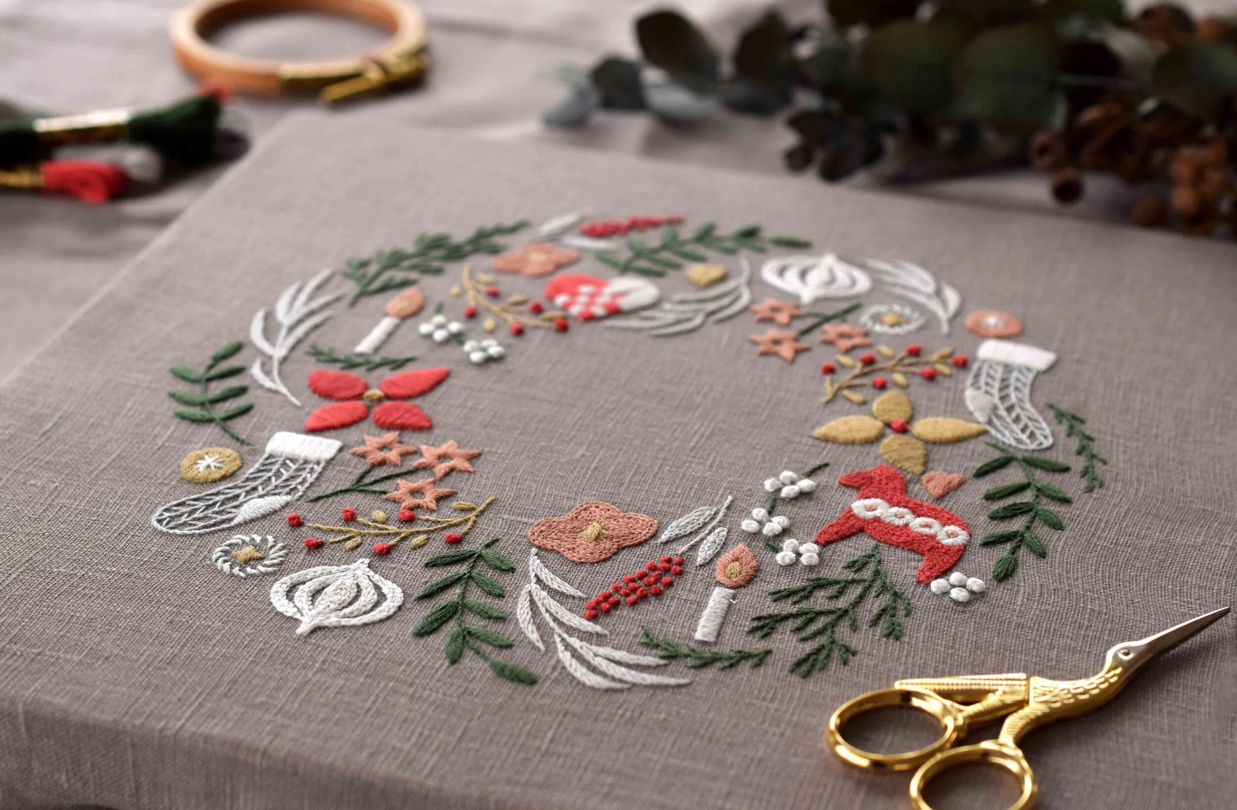 SWC214北欧ヴィンテージ 小花のリース刺繍がとても素敵なスクエアクロス SWC214北欧ヴィンテージ 小花のリース刺繍がとても素敵な