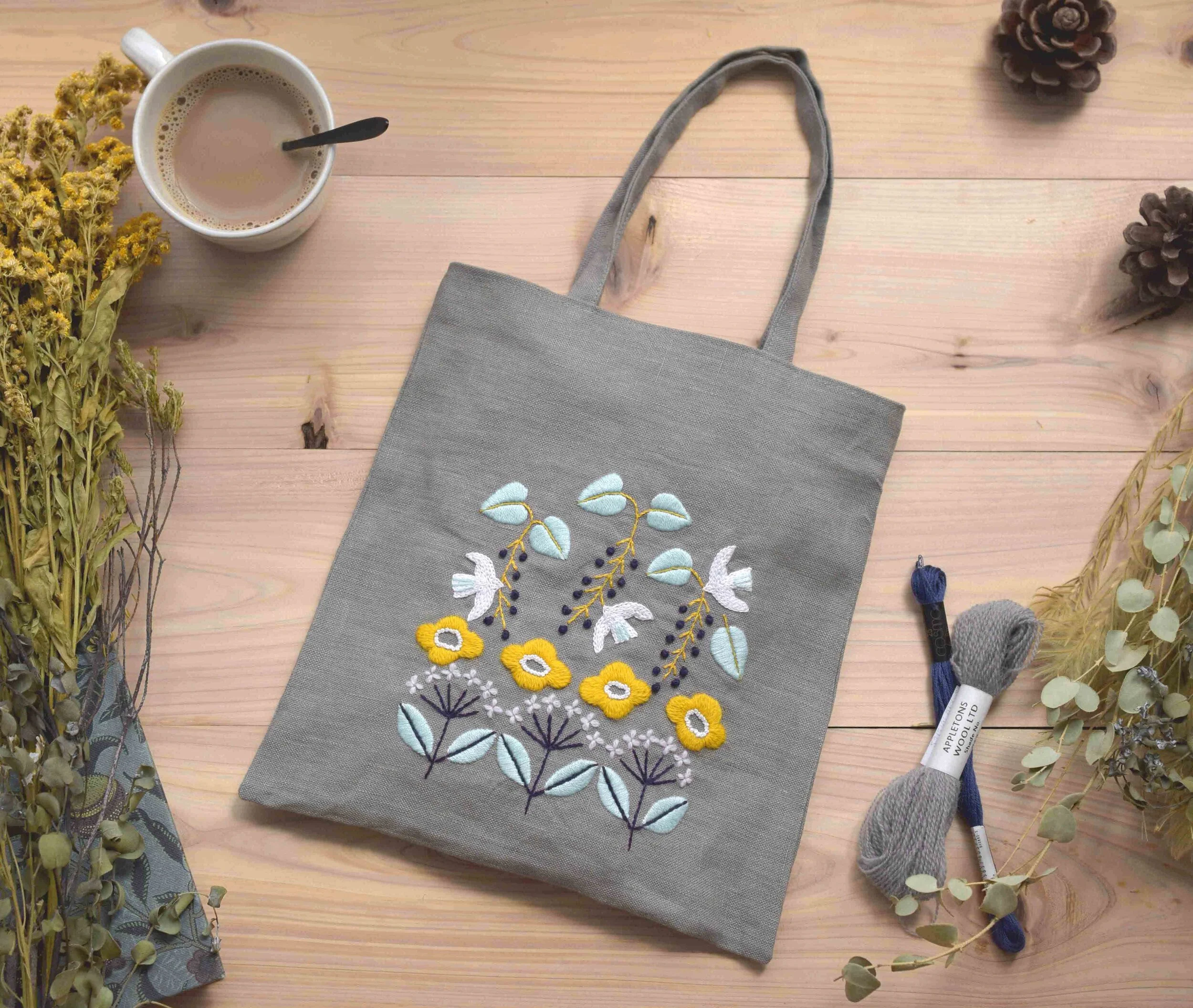 ウール刺繍 森と小鳥のトートバッグ